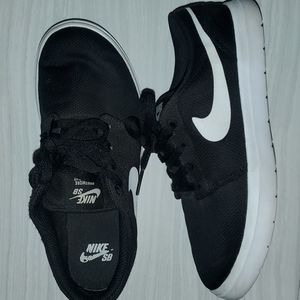 Kids Black&White Nike shoes